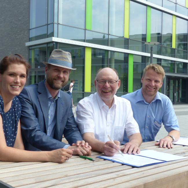 Bild 2 Unterschrift Kooperationsvertrag web